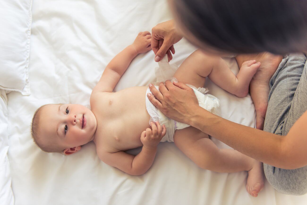 madre jugando con su bebé en la cama